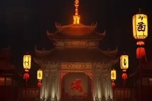 末班地铁中的空站台与车厢