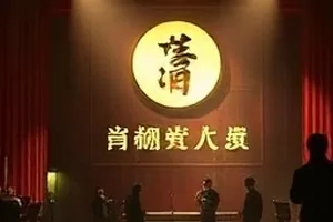 镜中漫游中的镜面走廊与倒影