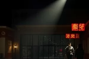 灯下故人中的老式台灯与书桌